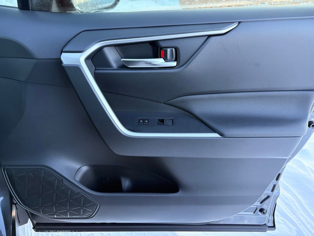 Used 2025 Toyota RAV4 XLE image 31