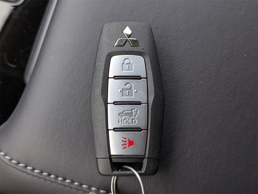 New 2025 Mitsubishi Outlander SE image 30