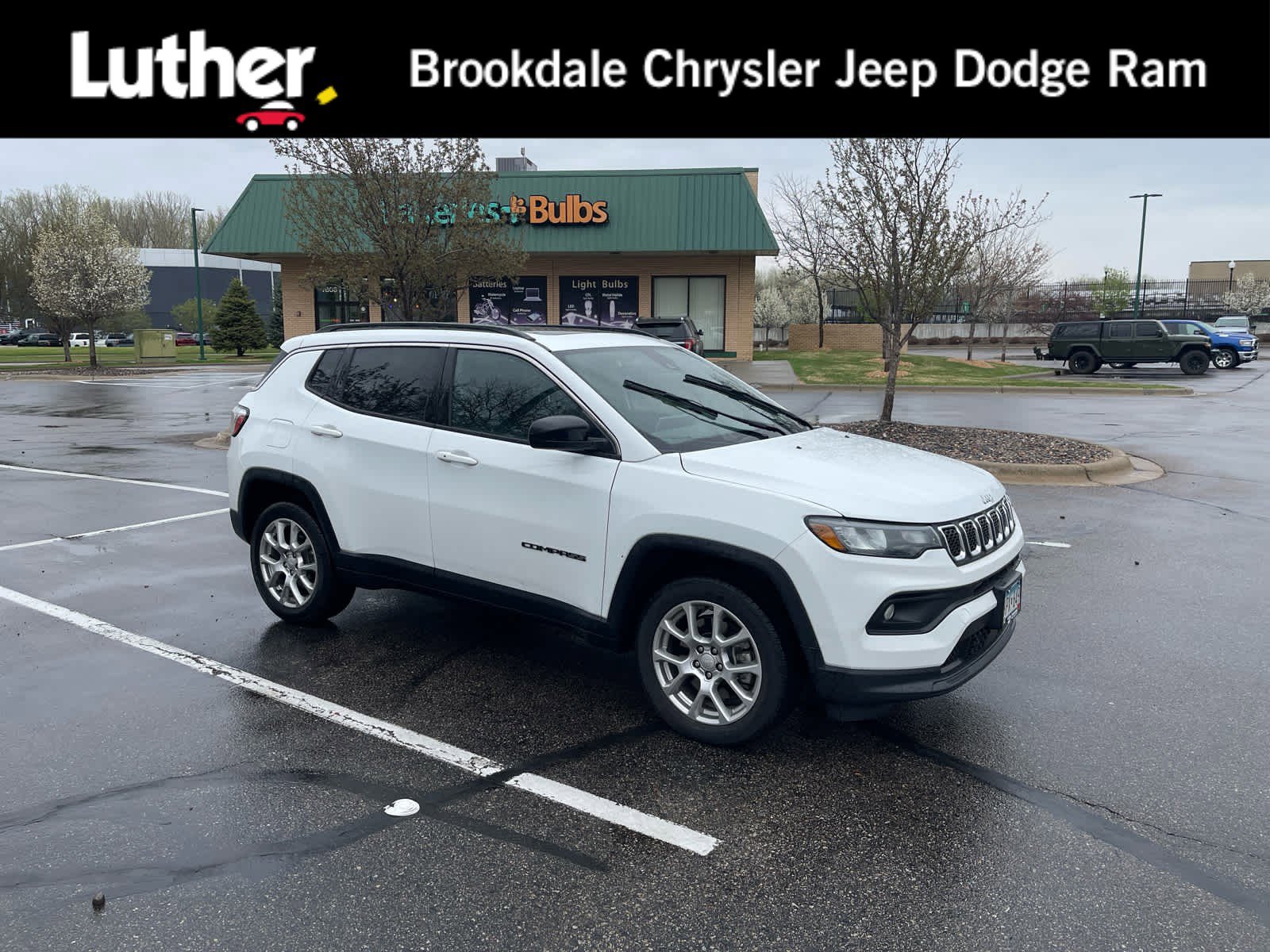 Used 2023 Jeep Compass Latitude w/ Sun and Sound Group AWD/4WD image 1
