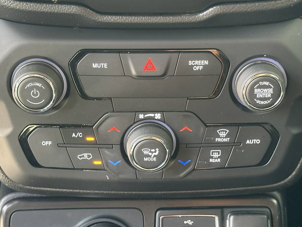 Used 2019 Jeep Renegade Altitude w/ Quick Order Package 2XM AWD/4WD image 17
