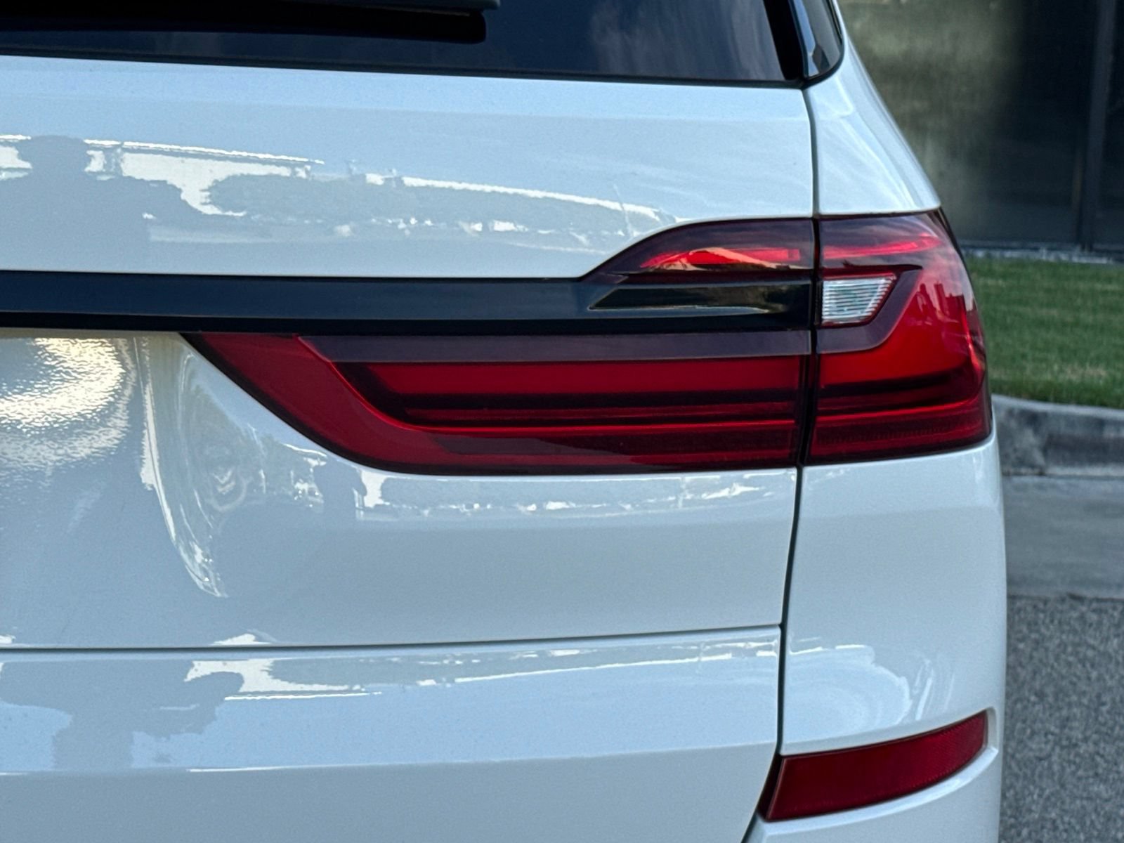 Used 2022 BMW X7 xDrive40i w/ M Sport Package AWD/4WD image 14