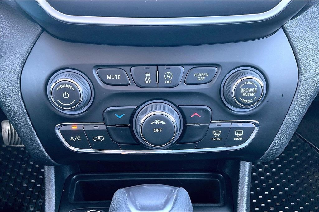 Used 2019 Jeep Cherokee Latitude w/ Cold Weather Group image 31