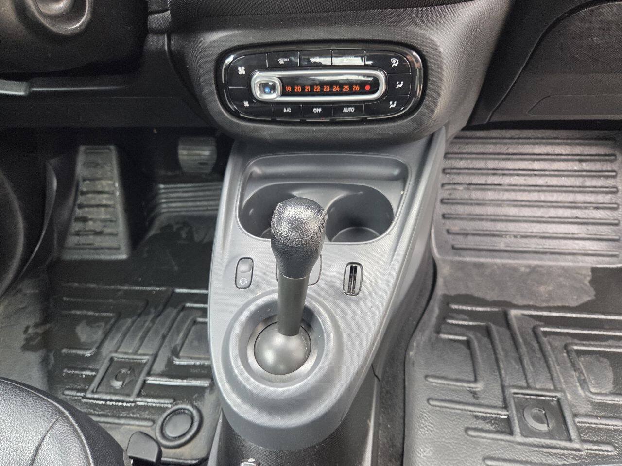 Used 2016 smart fortwo passion RWD image 12