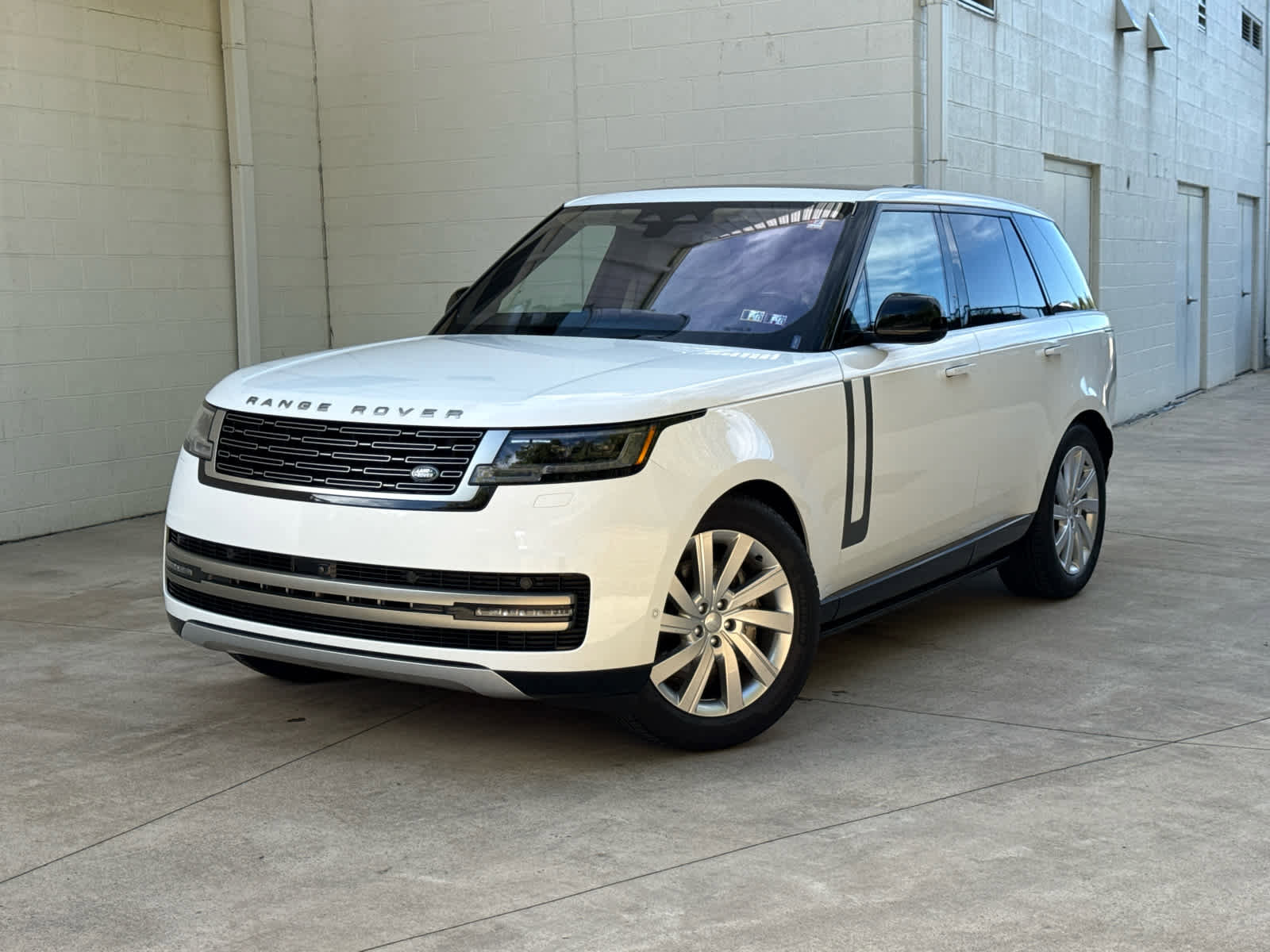 Certified 2023 Land Rover Range Rover SE image 1