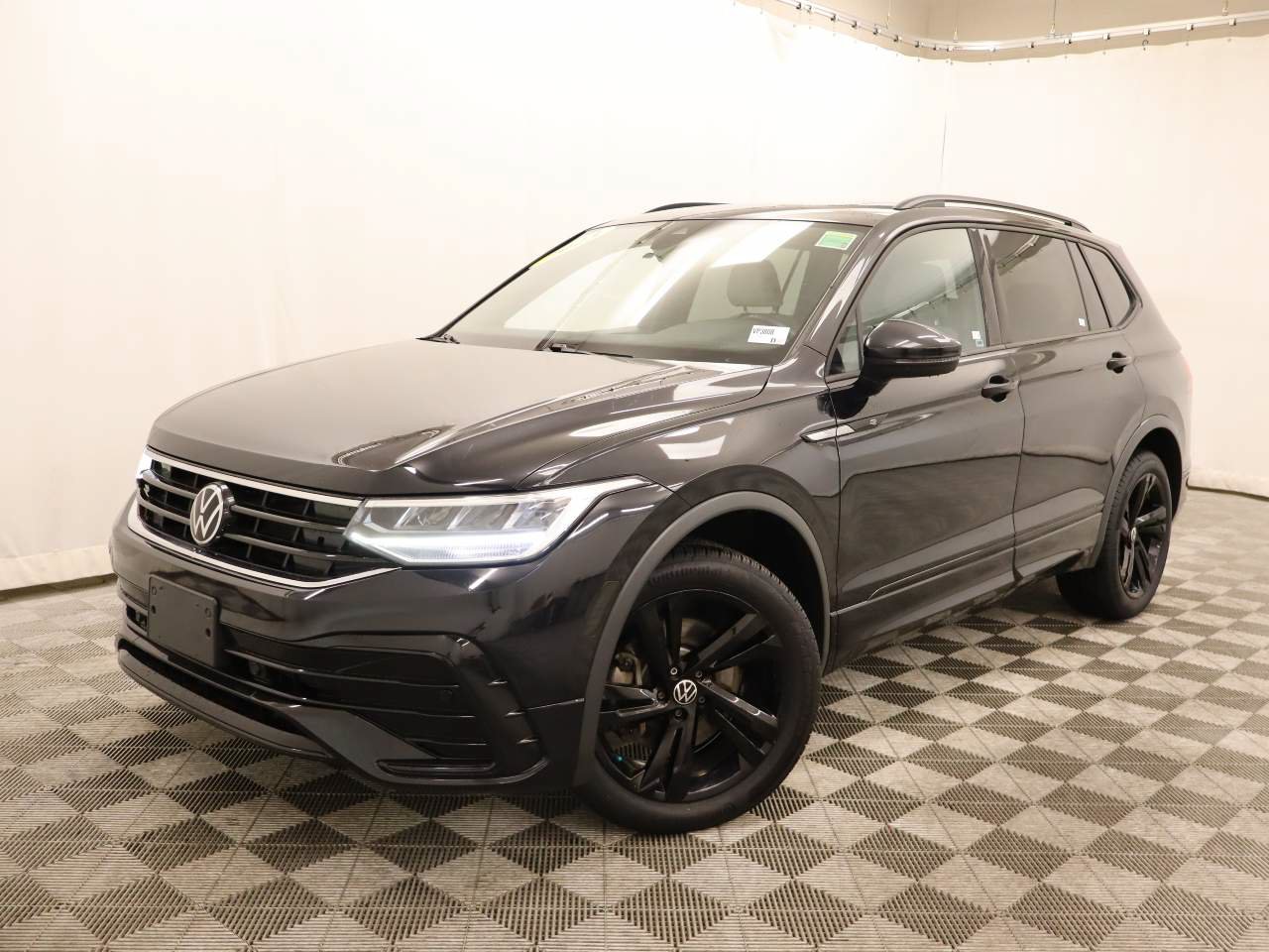 Used 2023 Volkswagen Tiguan SE R-Line AWD/4WD image 1