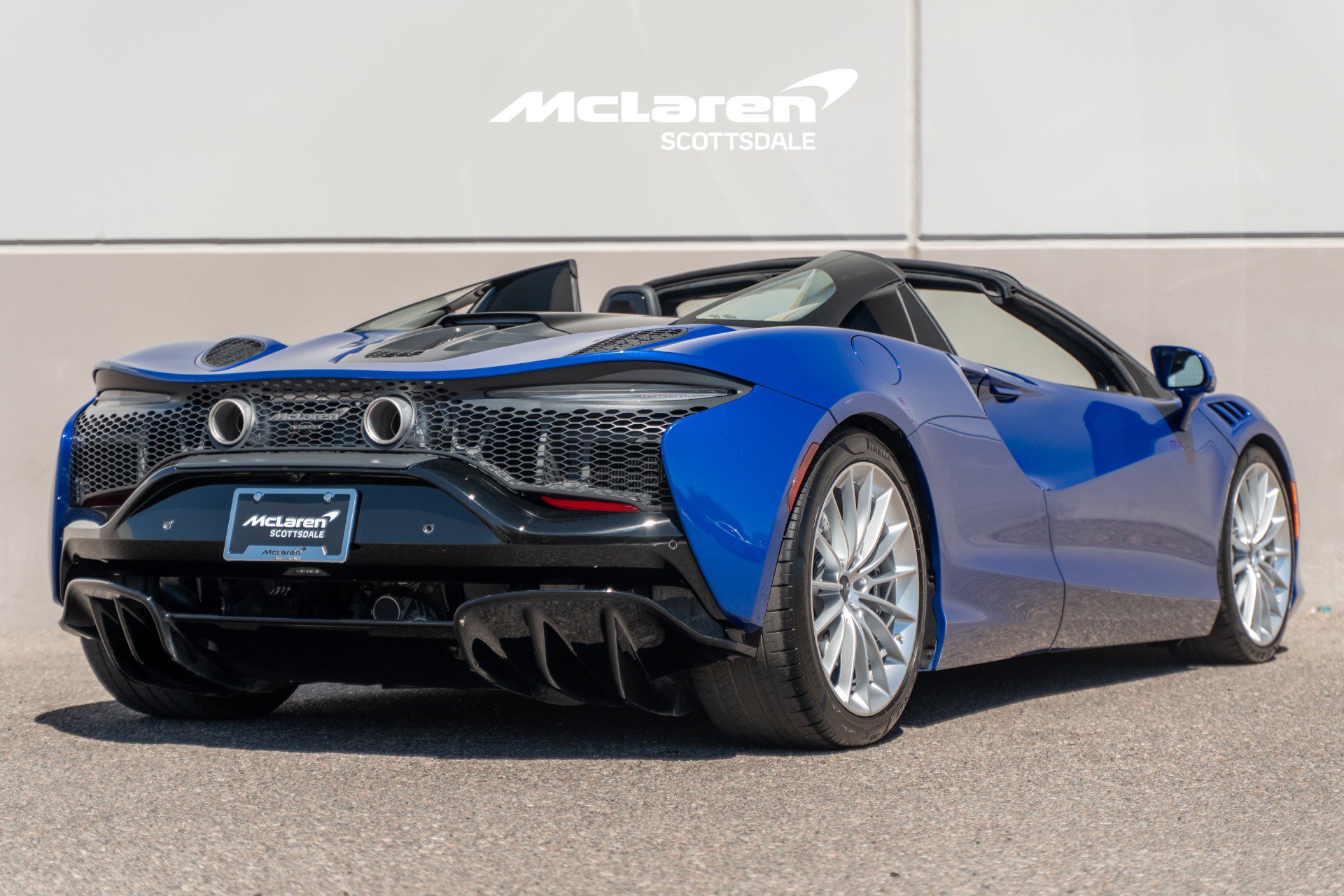 Used 2025 McLaren Artura Spider image 7
