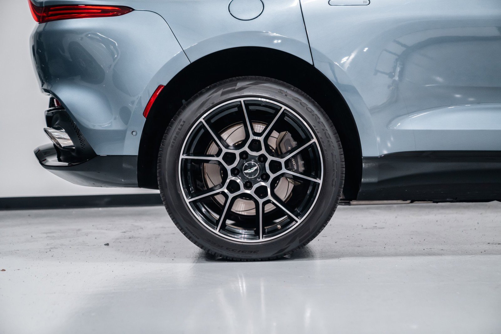 Used 2021 Aston Martin DBX image 42