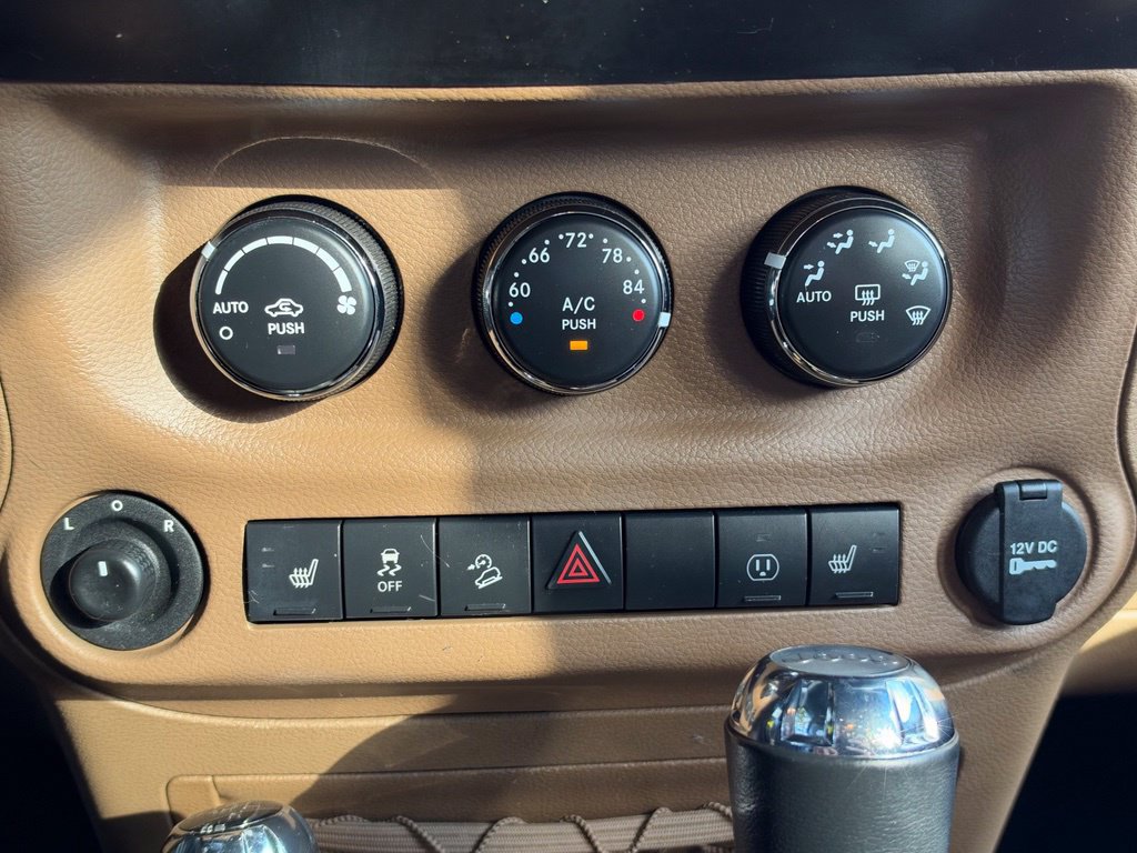 Used 2015 Jeep Wrangler Unlimited Rubicon w/ Connectivity Group AWD/4WD image 24