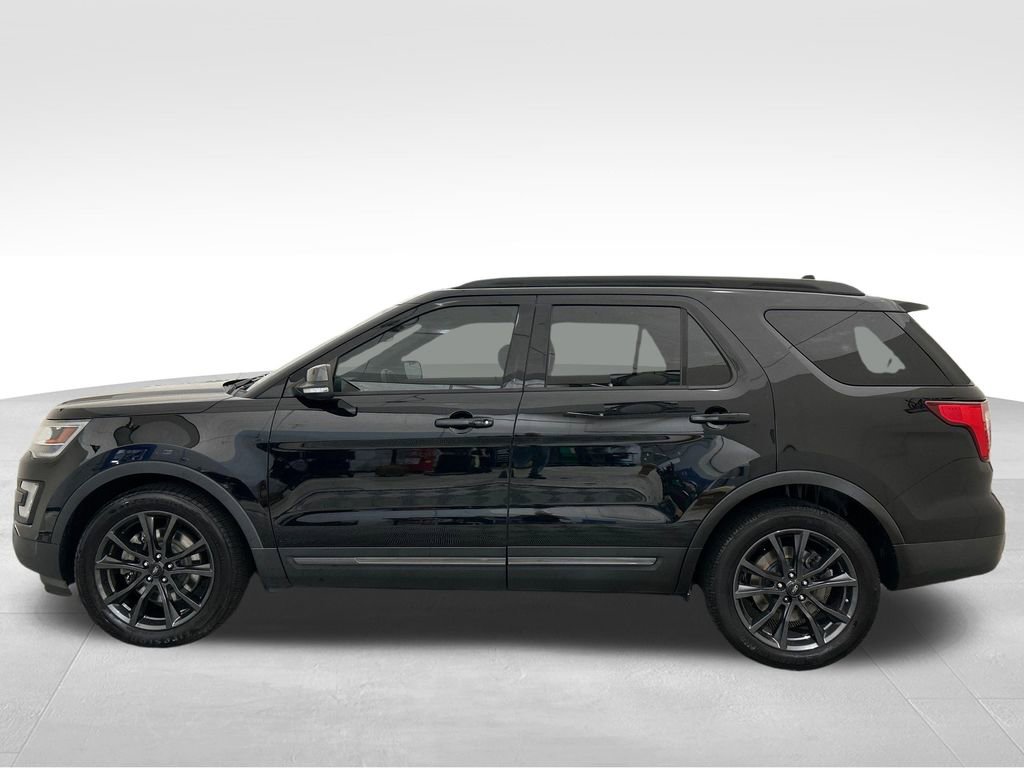 Used 2017 Ford Explorer XLT w/ Equipment Group 202A image 2
