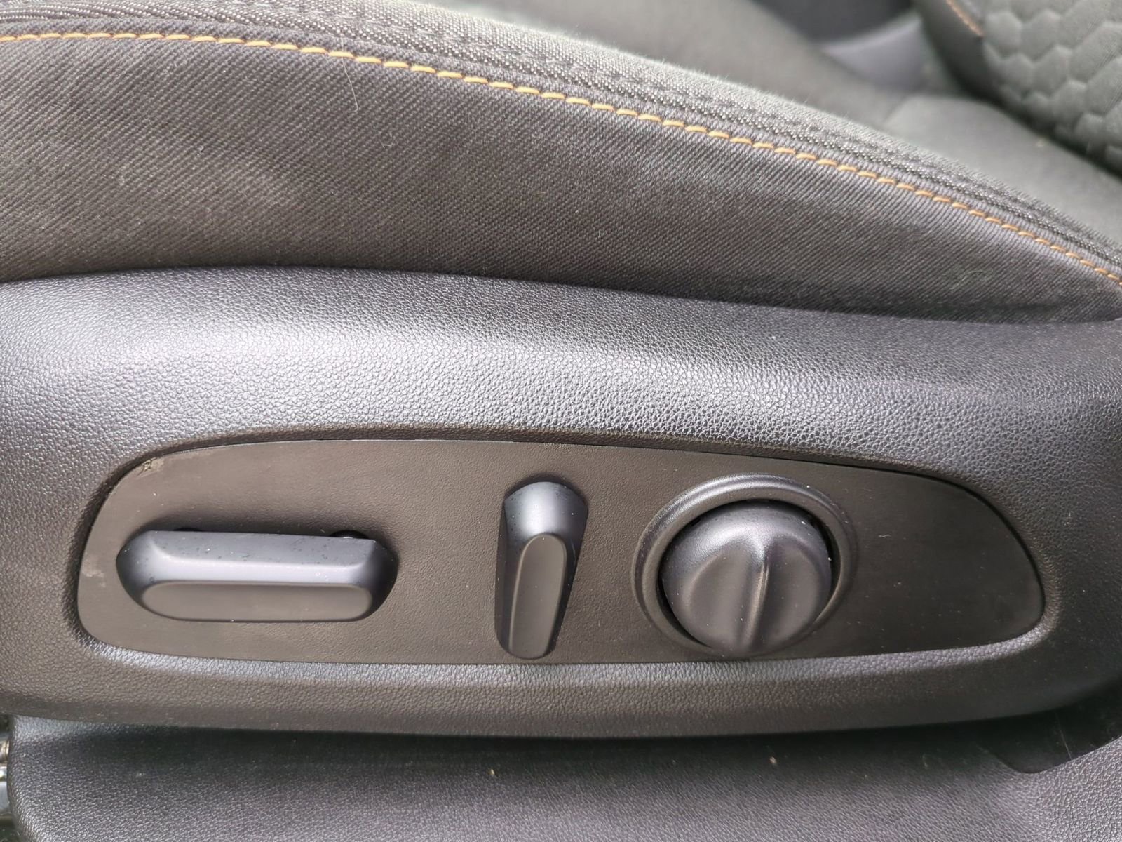 Used 2019 Chevrolet Equinox LT w/ Driver Convenience Package image 22