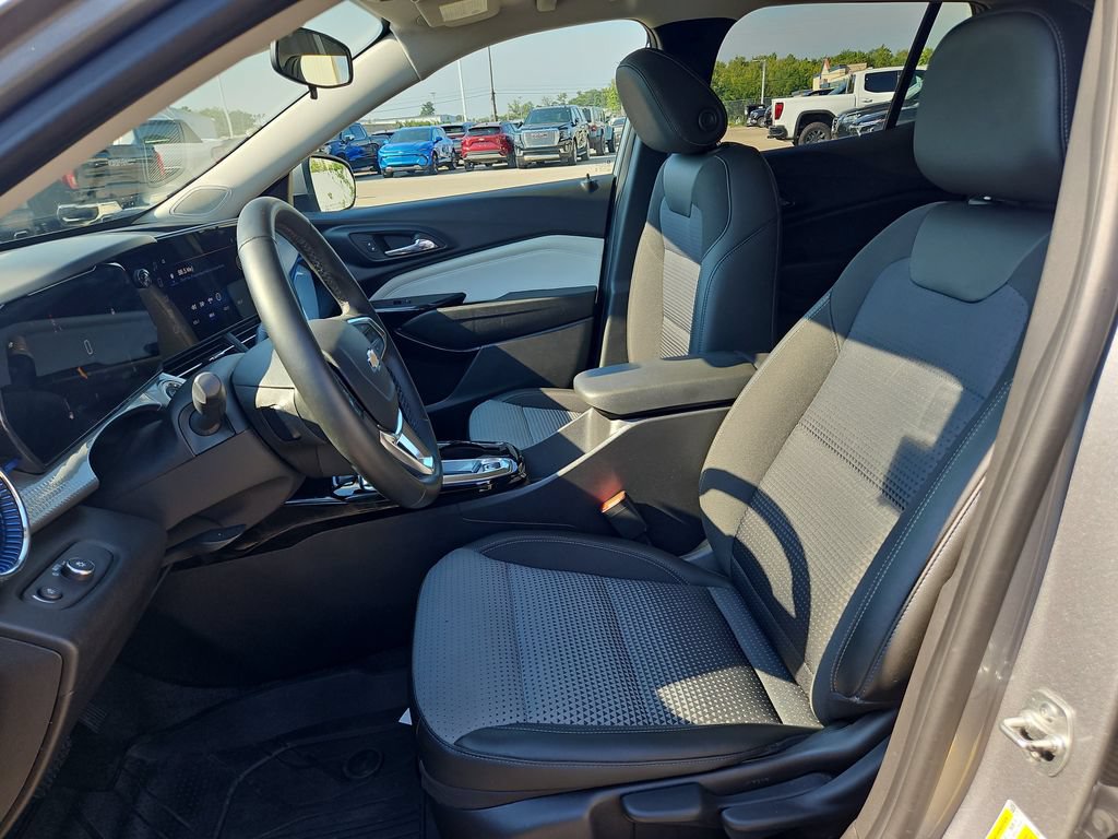 Used 2025 Chevrolet Trax LT w/ Driver Confidence Package FWD image 16