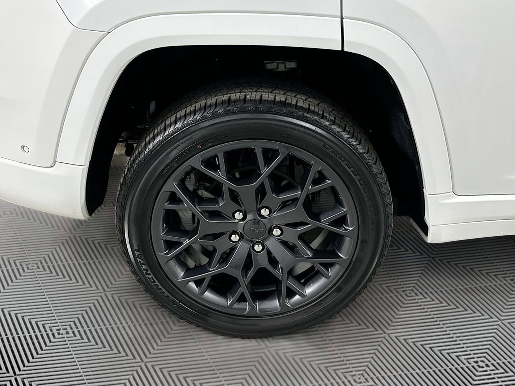 Used 2025 Jeep Grand Cherokee Summit AWD/4WD image 17