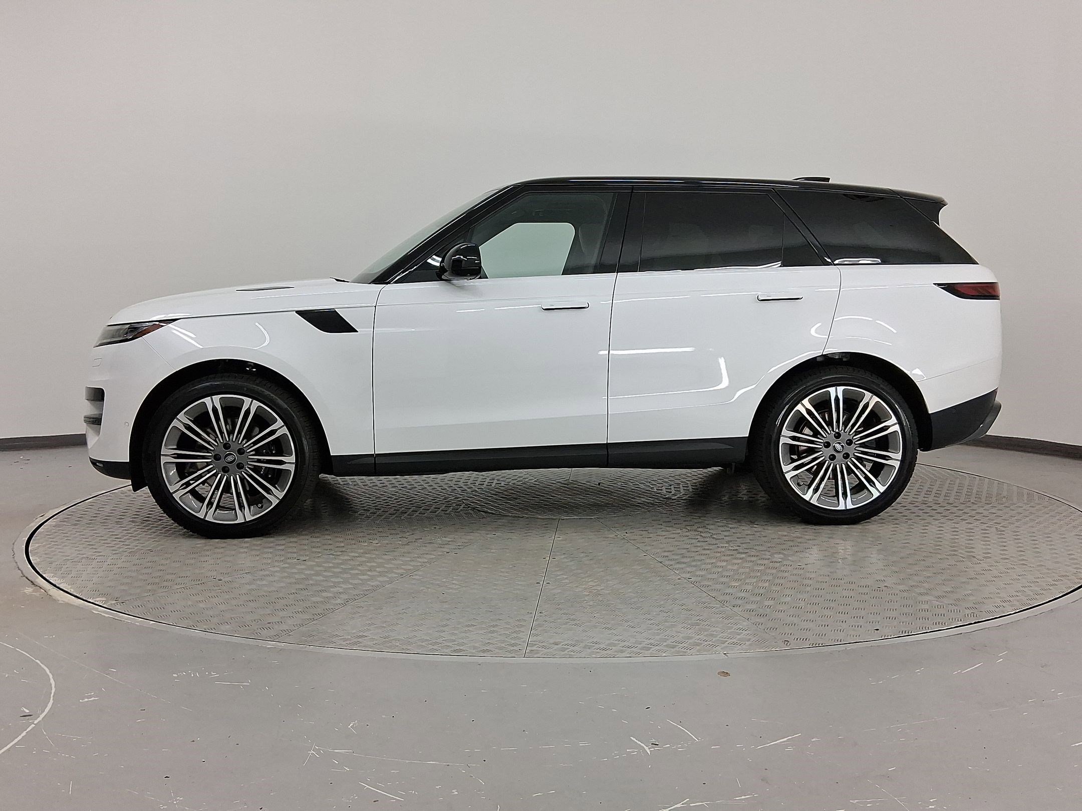 New 2025 Land Rover Range Rover Sport SE image 2