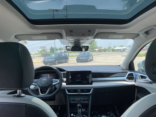 Used 2025 Volkswagen Taos SE w/ Panoramic Sunroof Package image 7