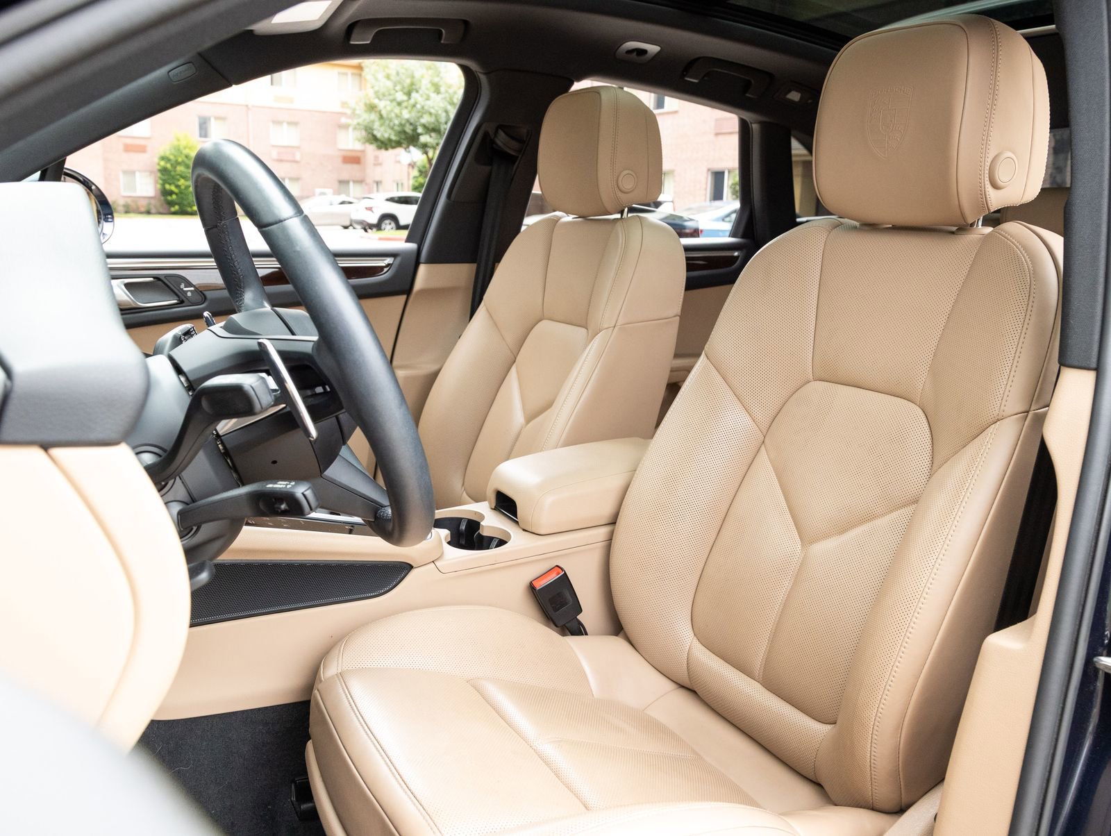 Certified 2023 Porsche Macan AWD/4WD image 5