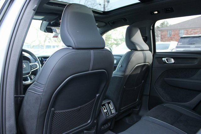 Used 2025 Volvo XC40 B5 Plus image 33