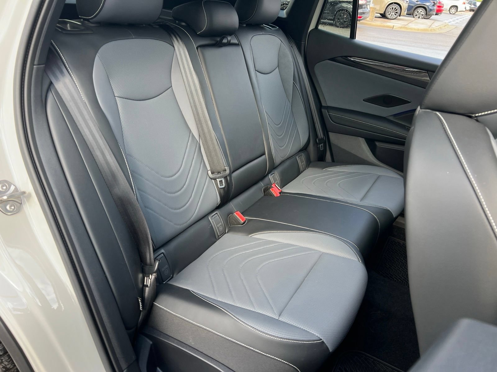 Certified 2025 Volkswagen Tiguan SE R-Line FWD image 35