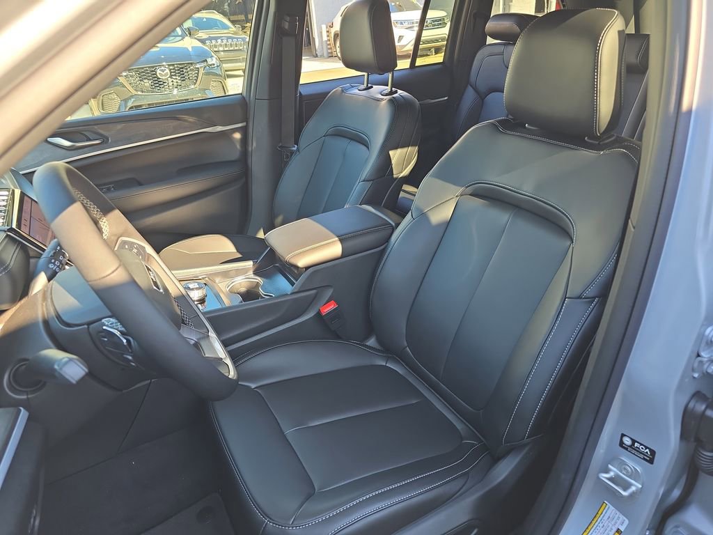 New 2025 Jeep Grand Cherokee Limited w/ Black Appearance Package image 16