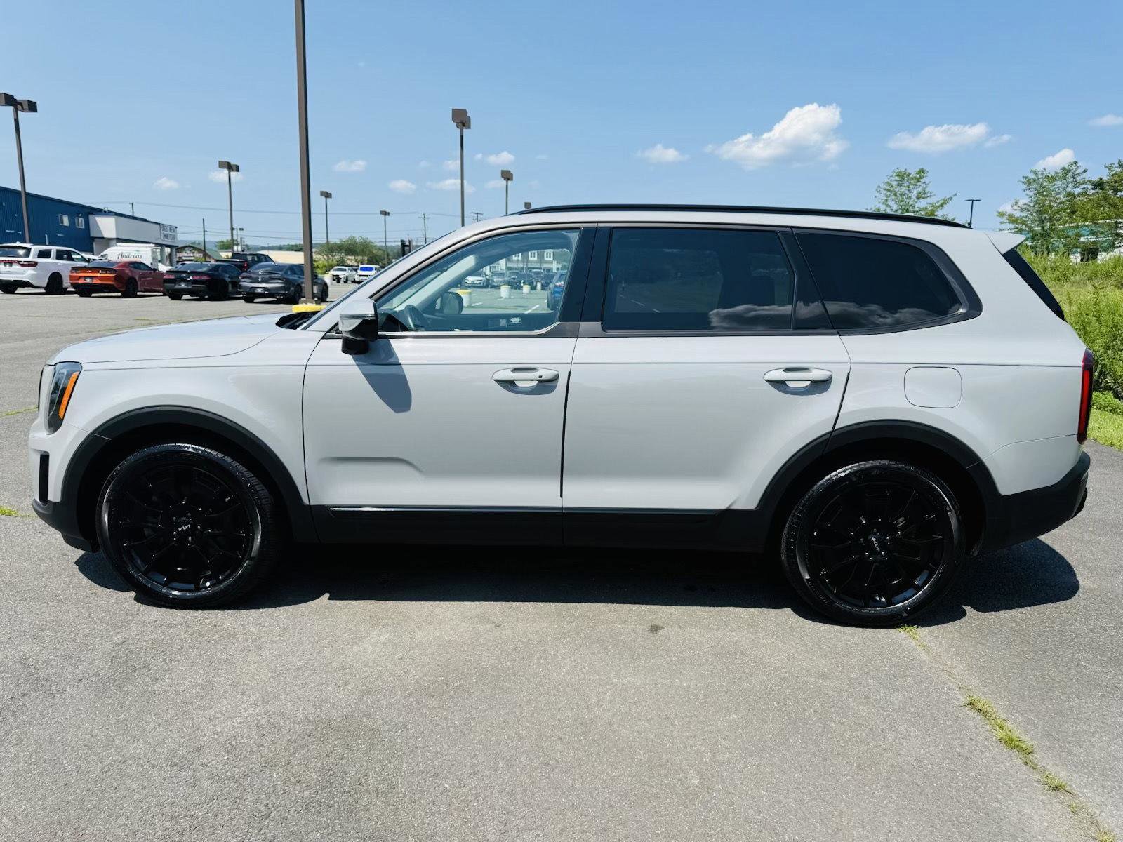 Used 2022 Kia Telluride SX w/ SX Prestige Package image 3