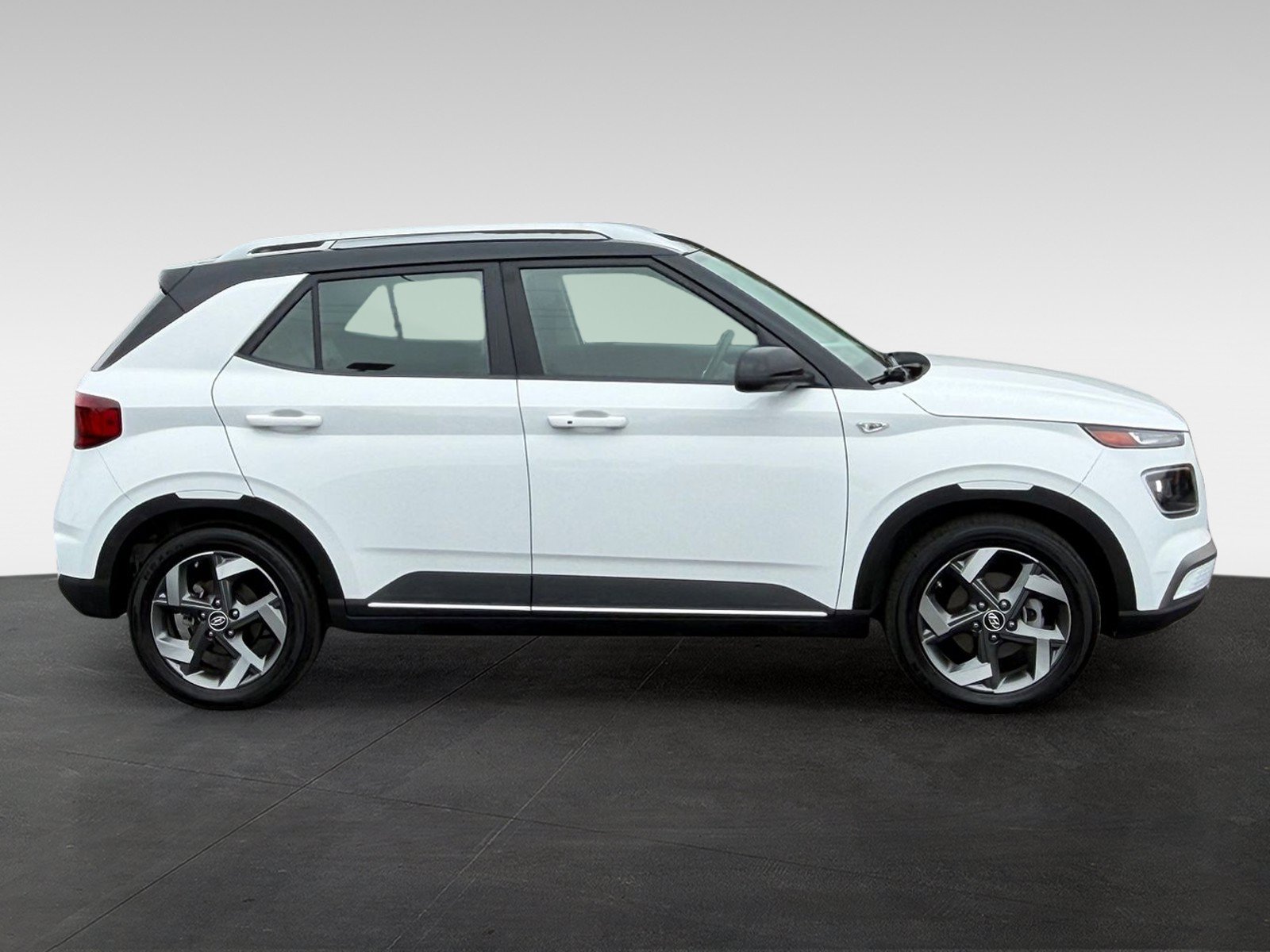 Used 2025 Hyundai Venue Limited FWD image 4