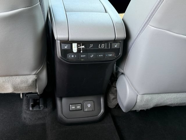 Used 2023 Toyota Highlander Platinum FWD image 28
