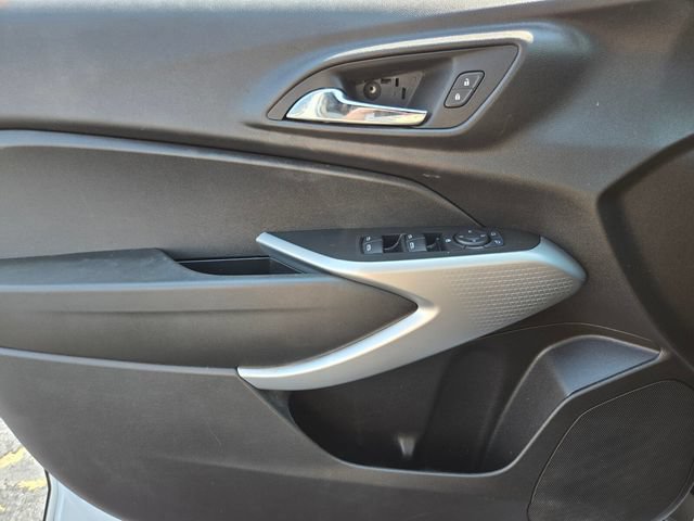 Used 2025 Chevrolet Trax RS w/ Sunroof Package FWD image 38