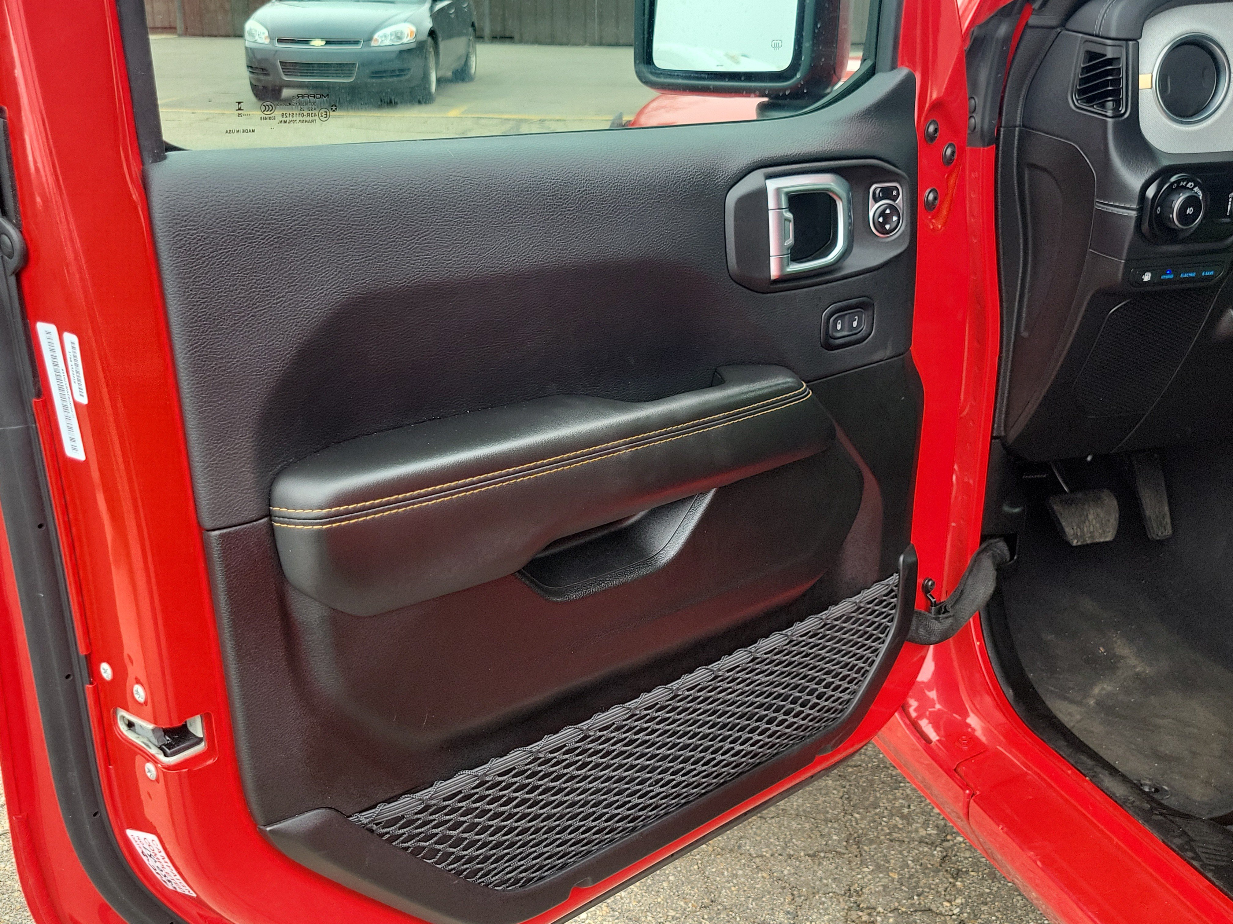 Used 2025 Jeep Wrangler Unlimited Sahara w/ Safety Group AWD/4WD image 6