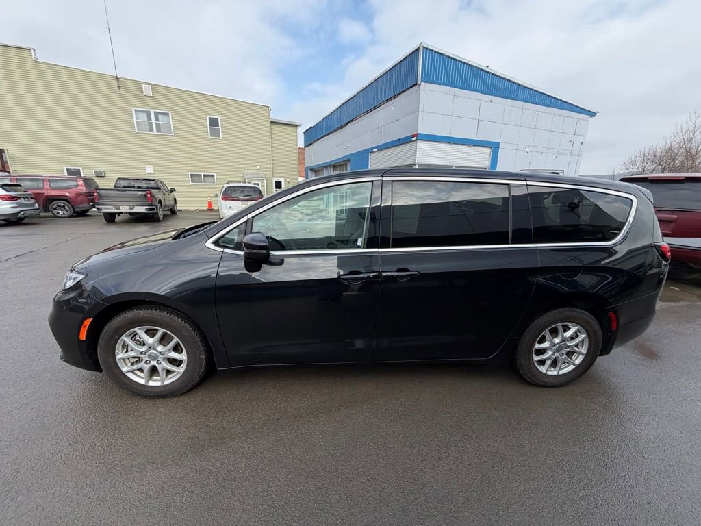 Used 2023 Chrysler Pacifica Touring-L image 2
