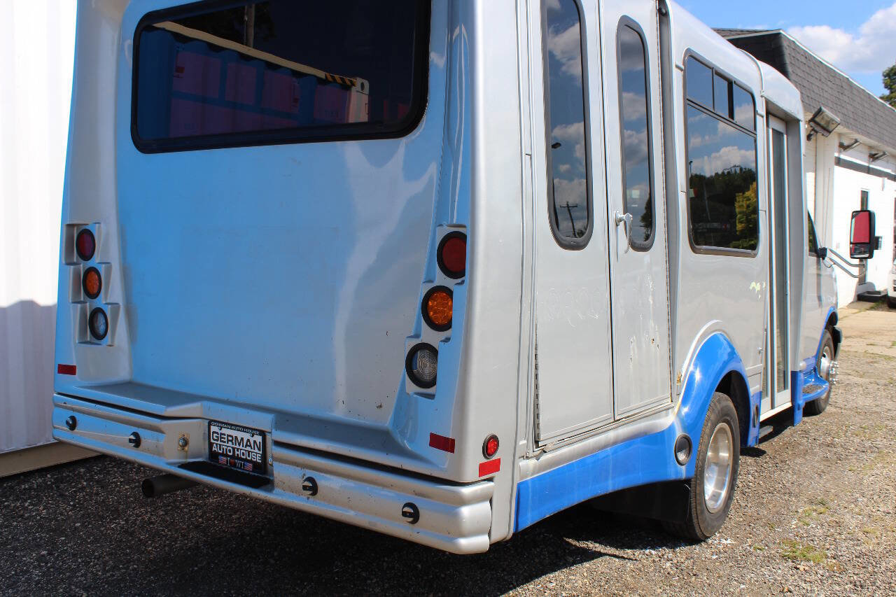 Used 2012 Chevrolet Express 3500 w/ Shuttle Bus Package RWD image 9