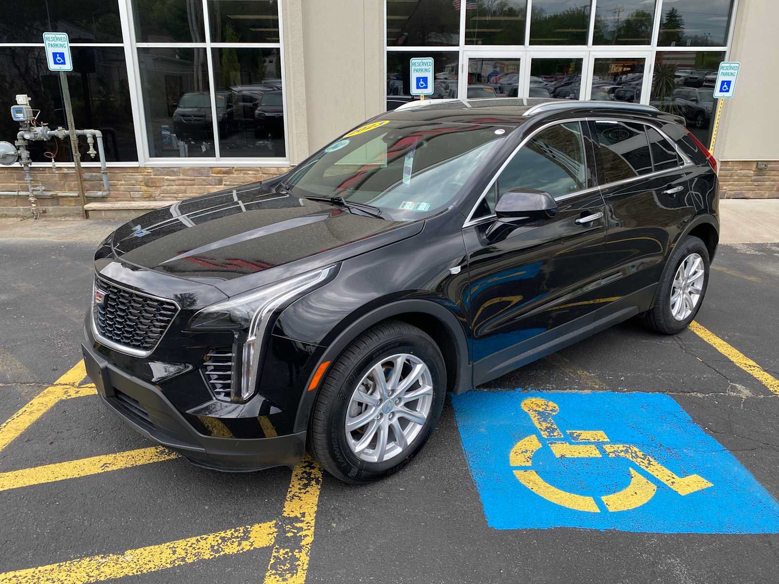 Used 2023 Cadillac XT4 Luxury w/ Cold Weather Package FWD image 2