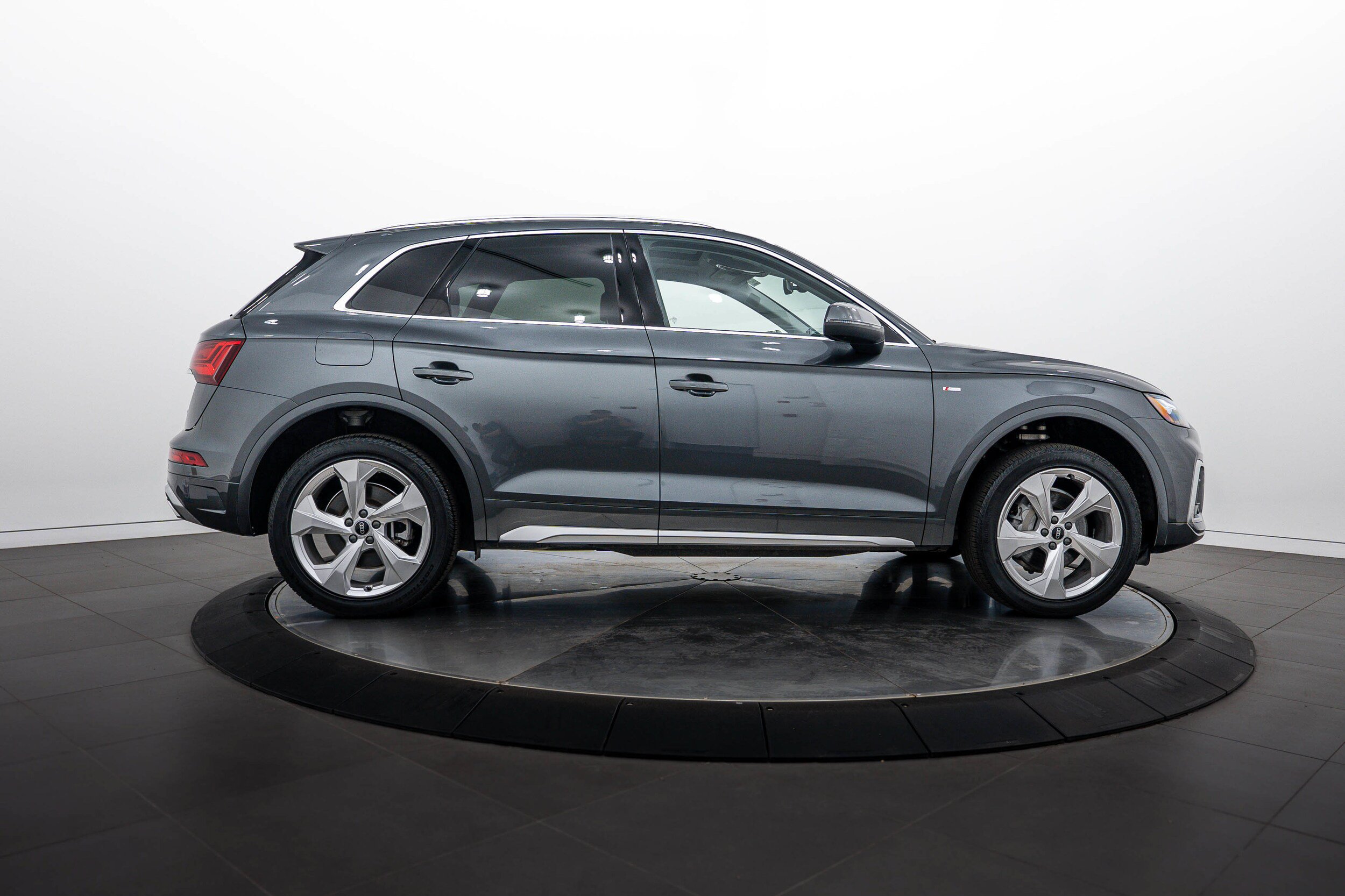 Certified 2023 Audi Q5 2.0T Premium Plus AWD/4WD image 3