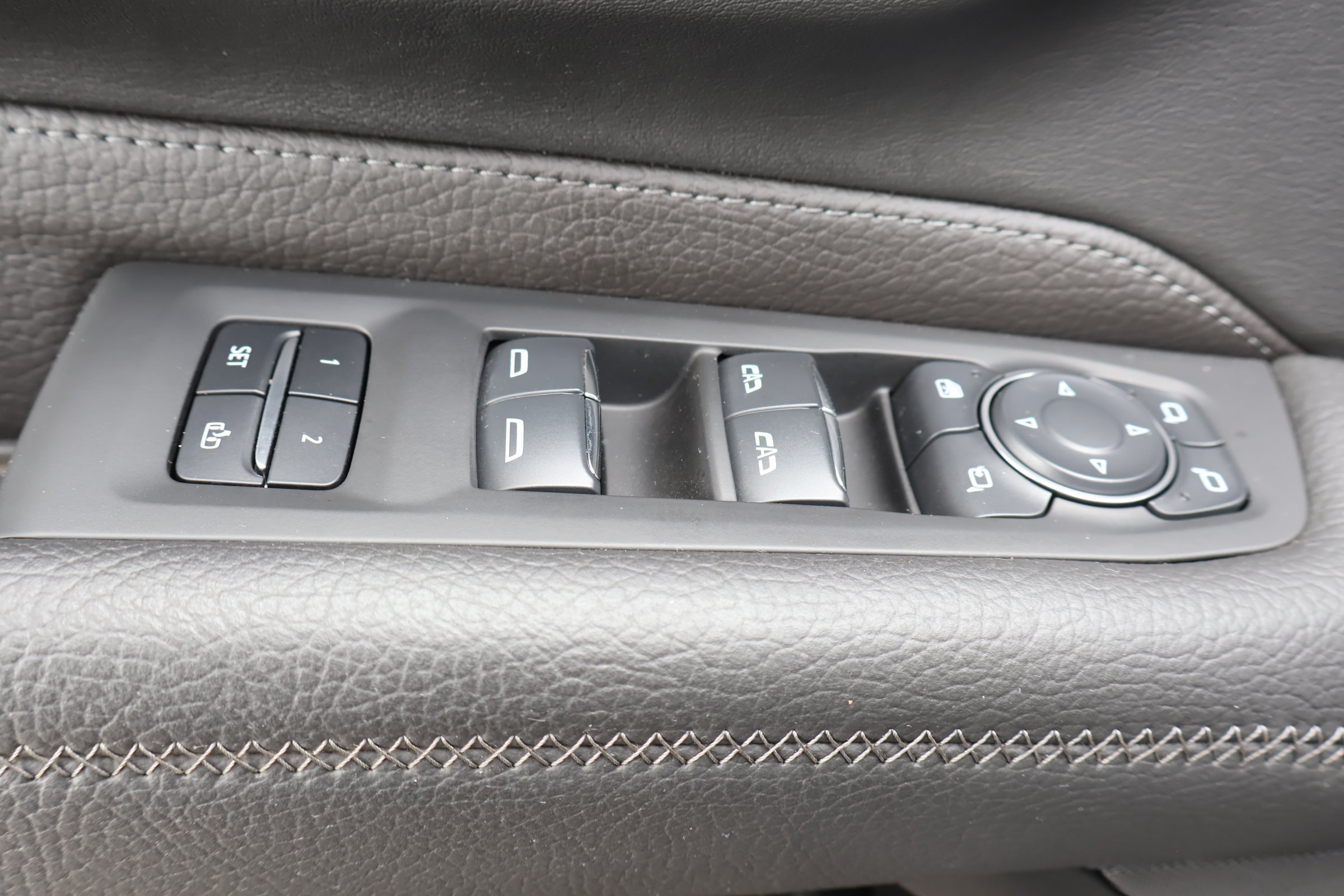Used 2024 GMC Yukon Denali w/ Advanced Technology Package AWD/4WD image 17