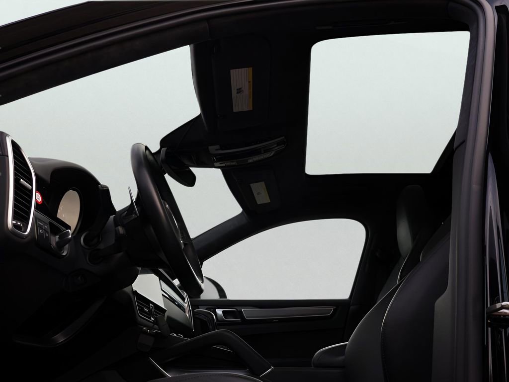 Certified 2023 Porsche Cayenne Turbo S AWD/4WD image 37