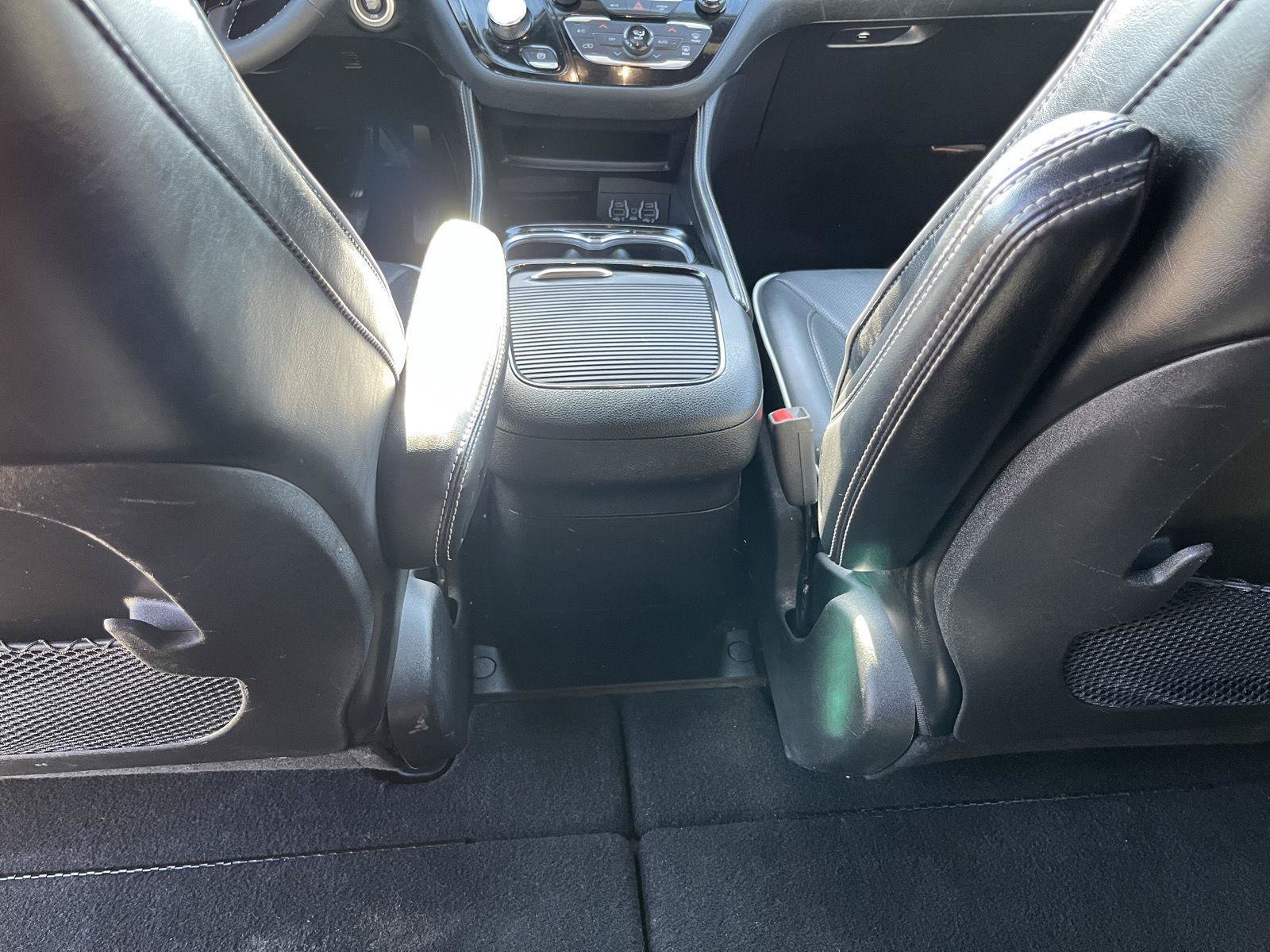 Used 2025 Chrysler Pacifica Limited FWD image 12