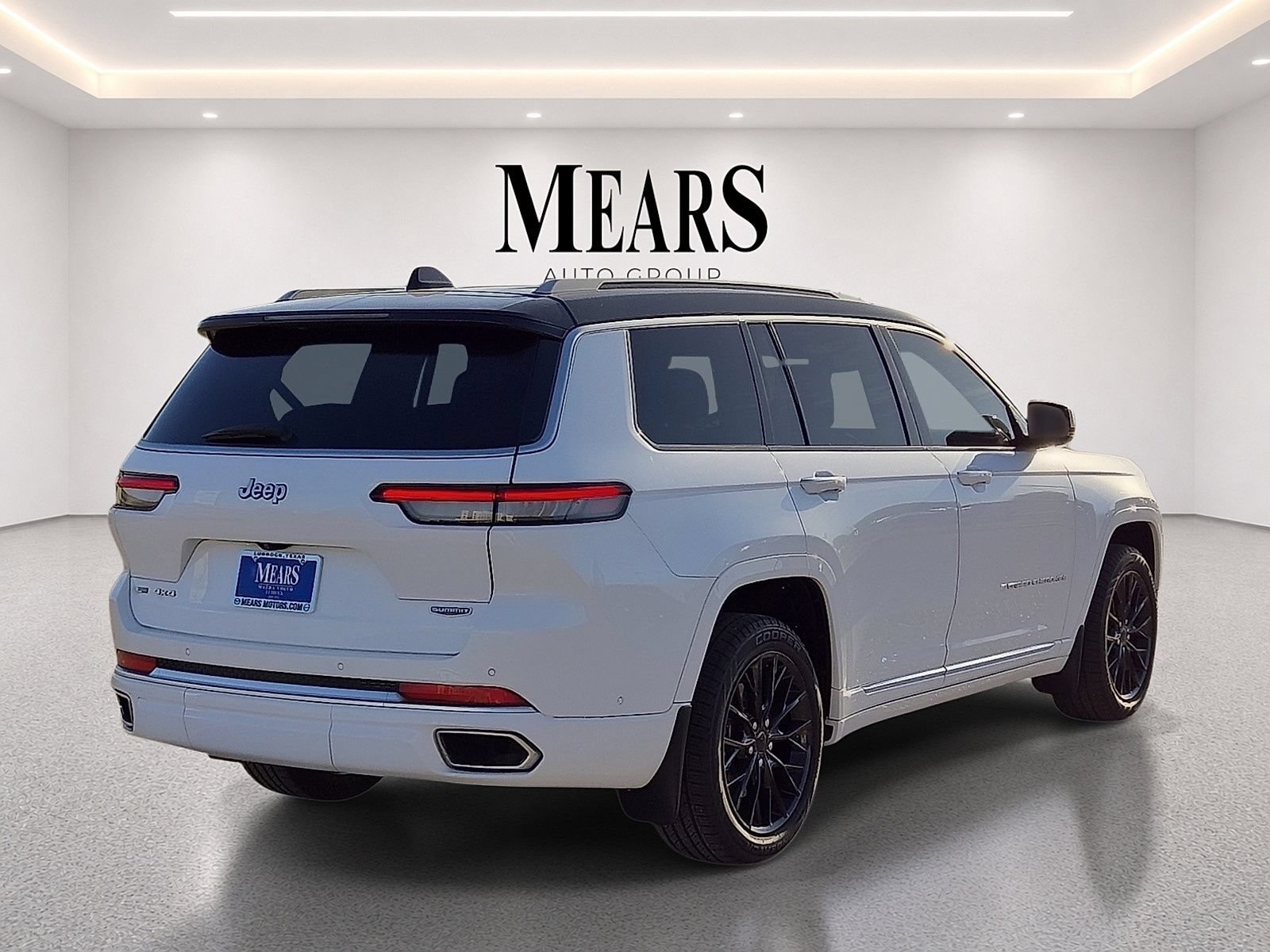 Used 2023 Jeep Grand Cherokee L Summit w/ MOPAR Finishing Package AWD/4WD image 5