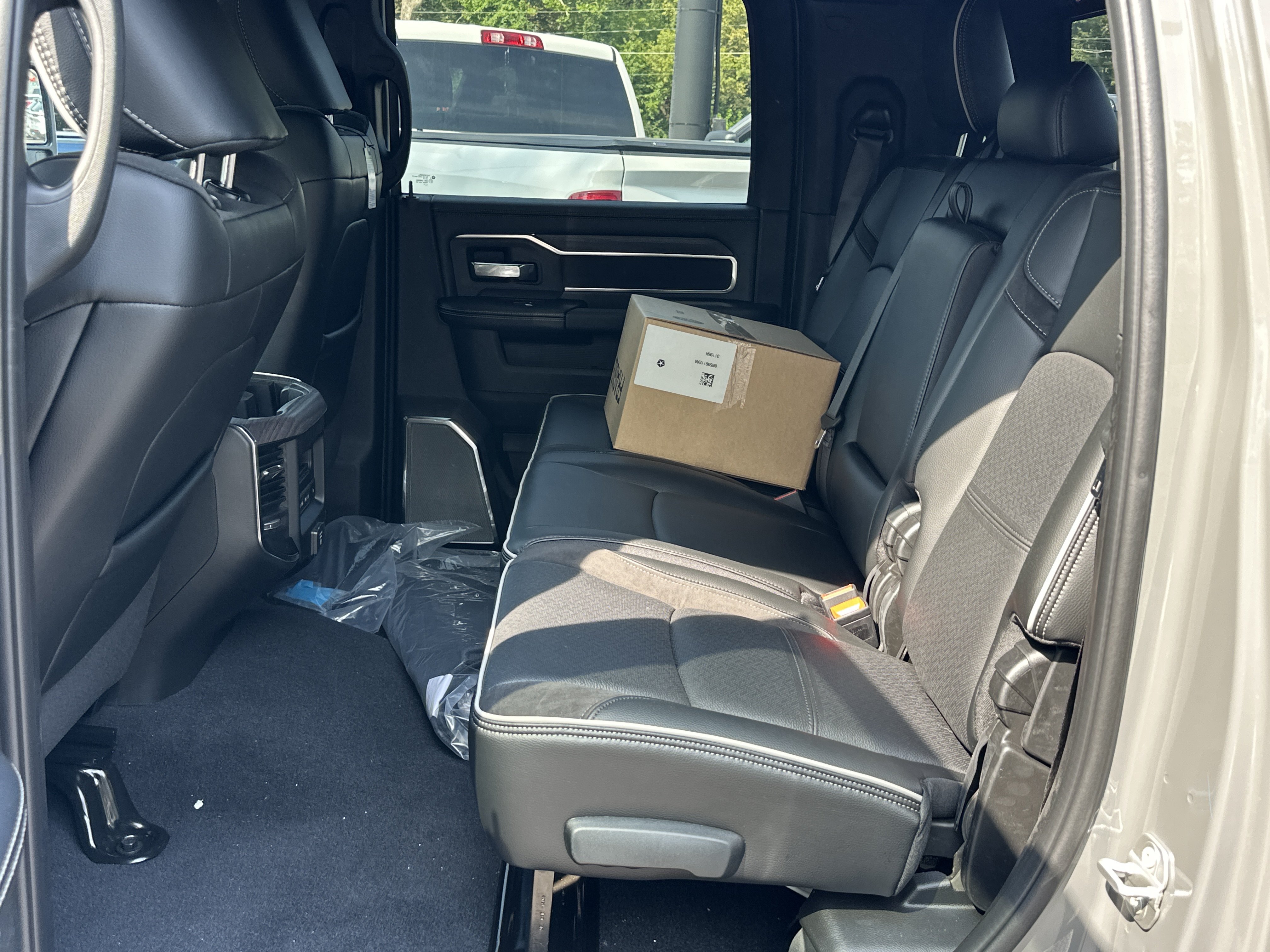 New 2026 RAM 3500 Laramie AWD/4WD image 33