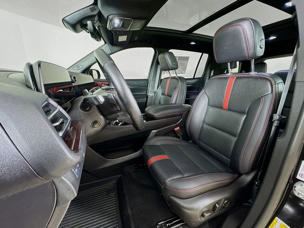 Used 2025 Chevrolet Traverse RS w/ LPO, Floor Liner Package AWD/4WD image 2