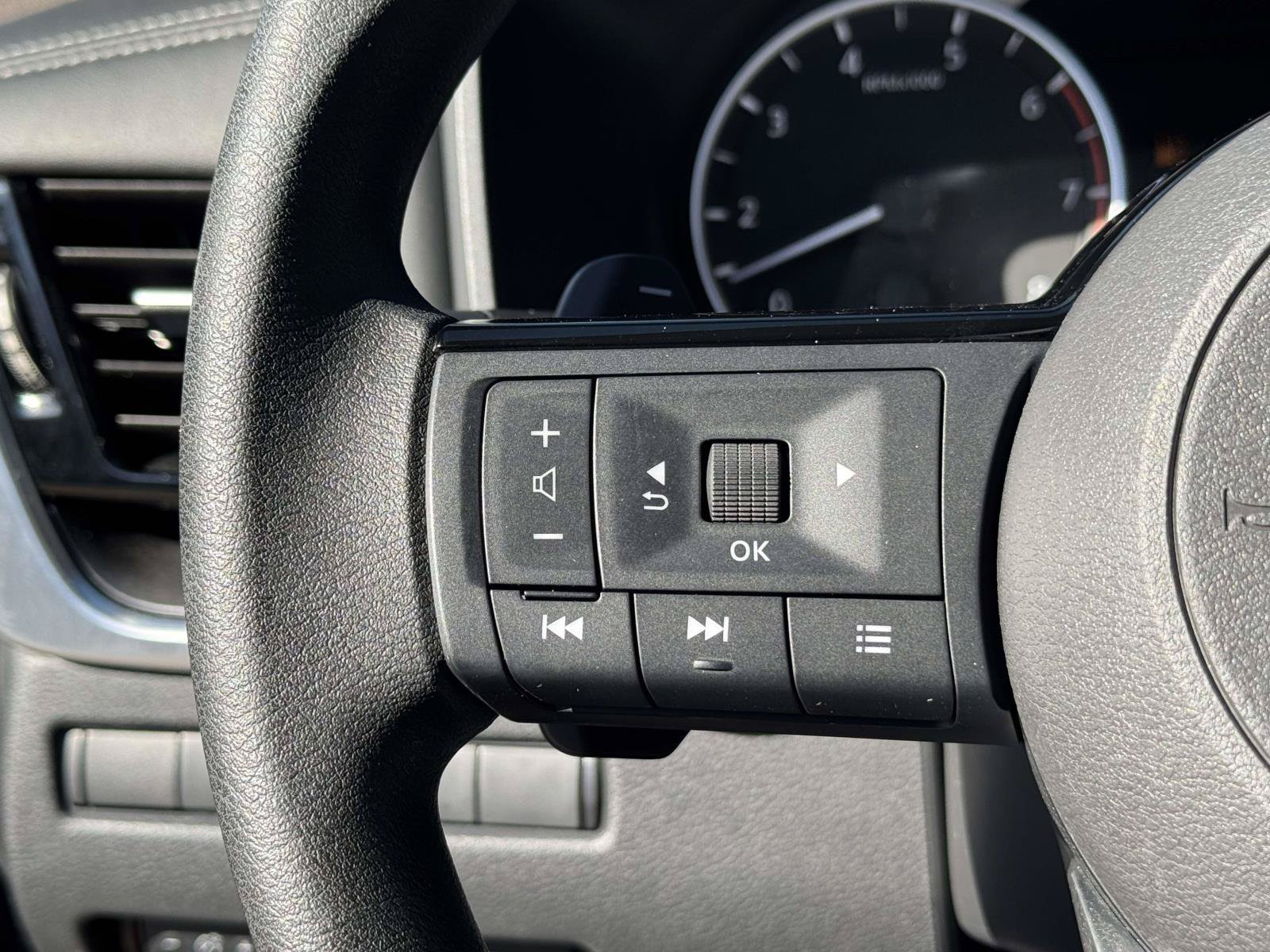 Used 2022 Nissan Rogue SV AWD/4WD image 25