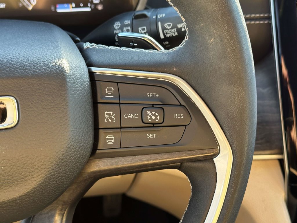 Used 2023 Jeep Grand Cherokee Limited AWD/4WD image 23
