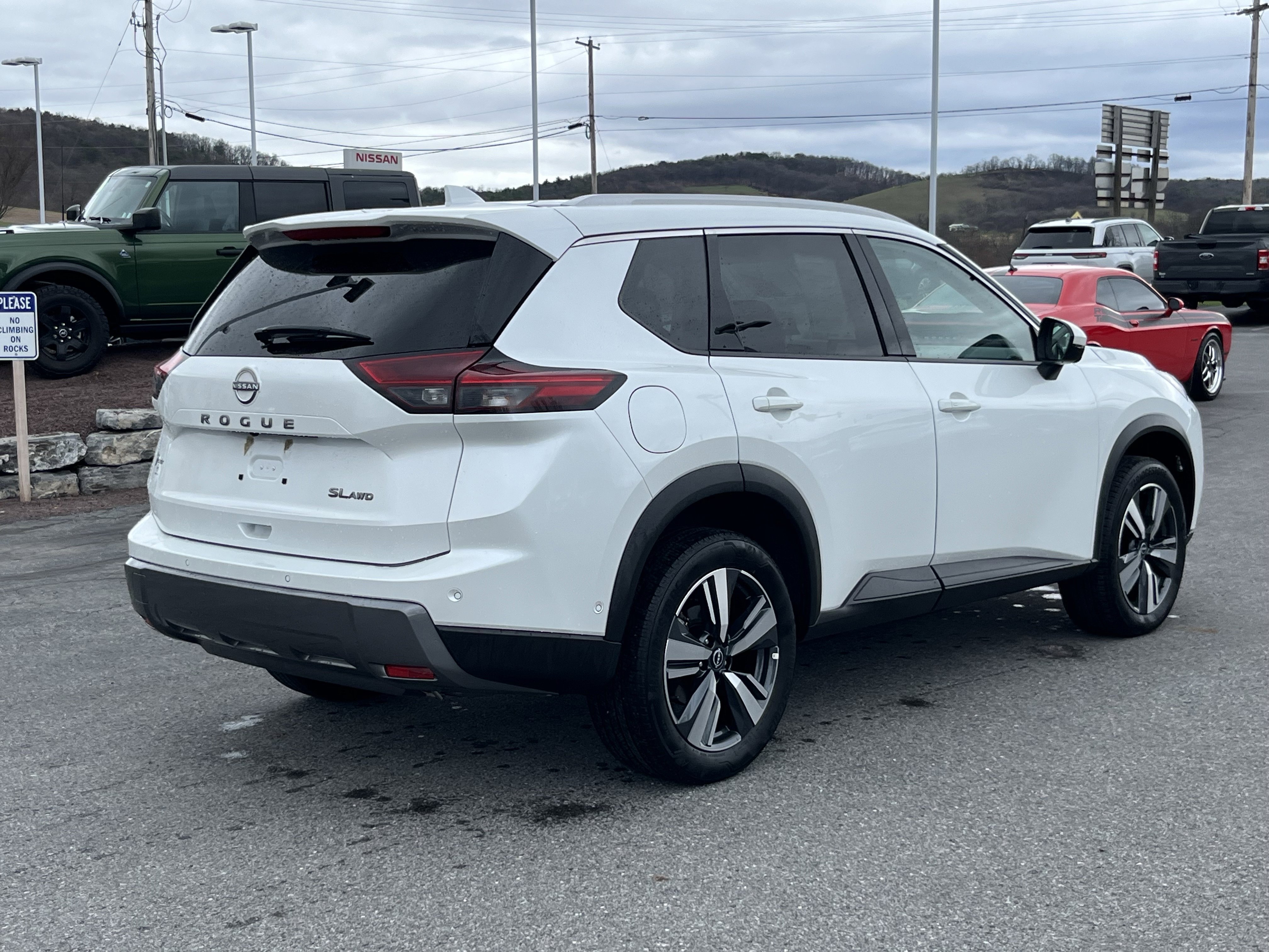 Used 2024 Nissan Rogue SL image 3