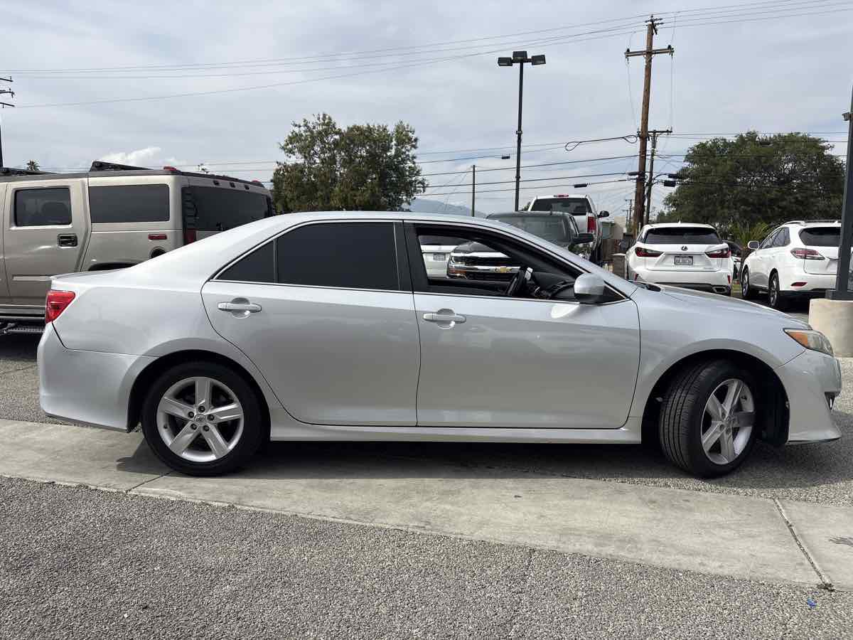 Used 2012 Toyota Camry SE image 2