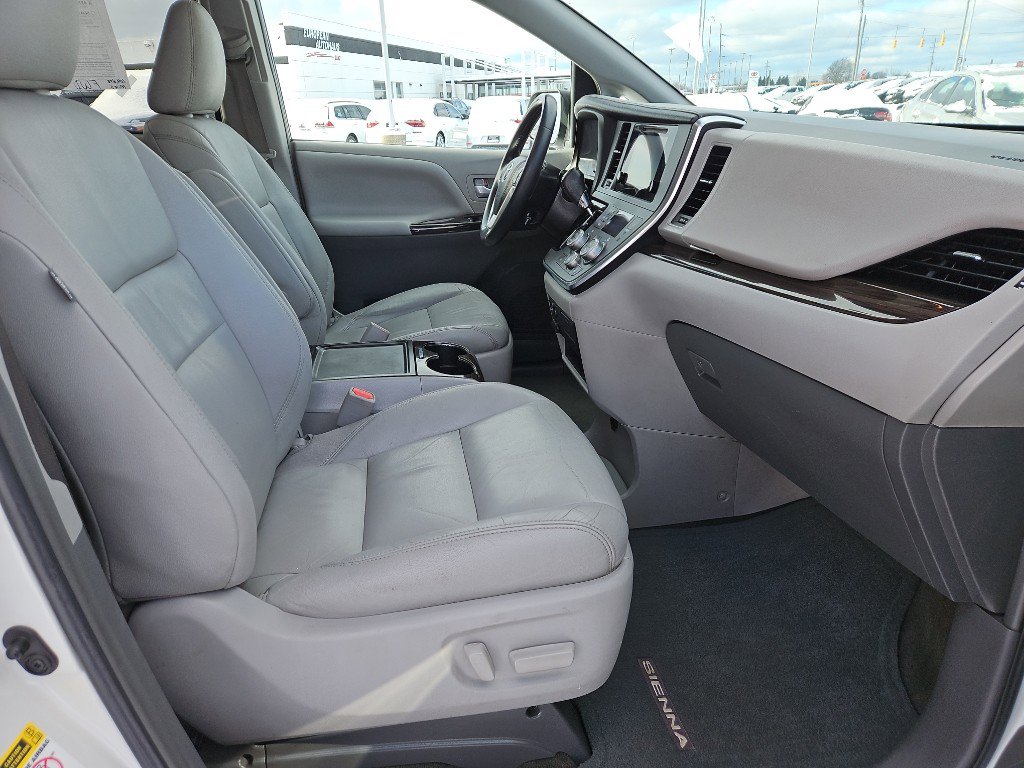 Used 2016 Toyota Sienna XLE image 19