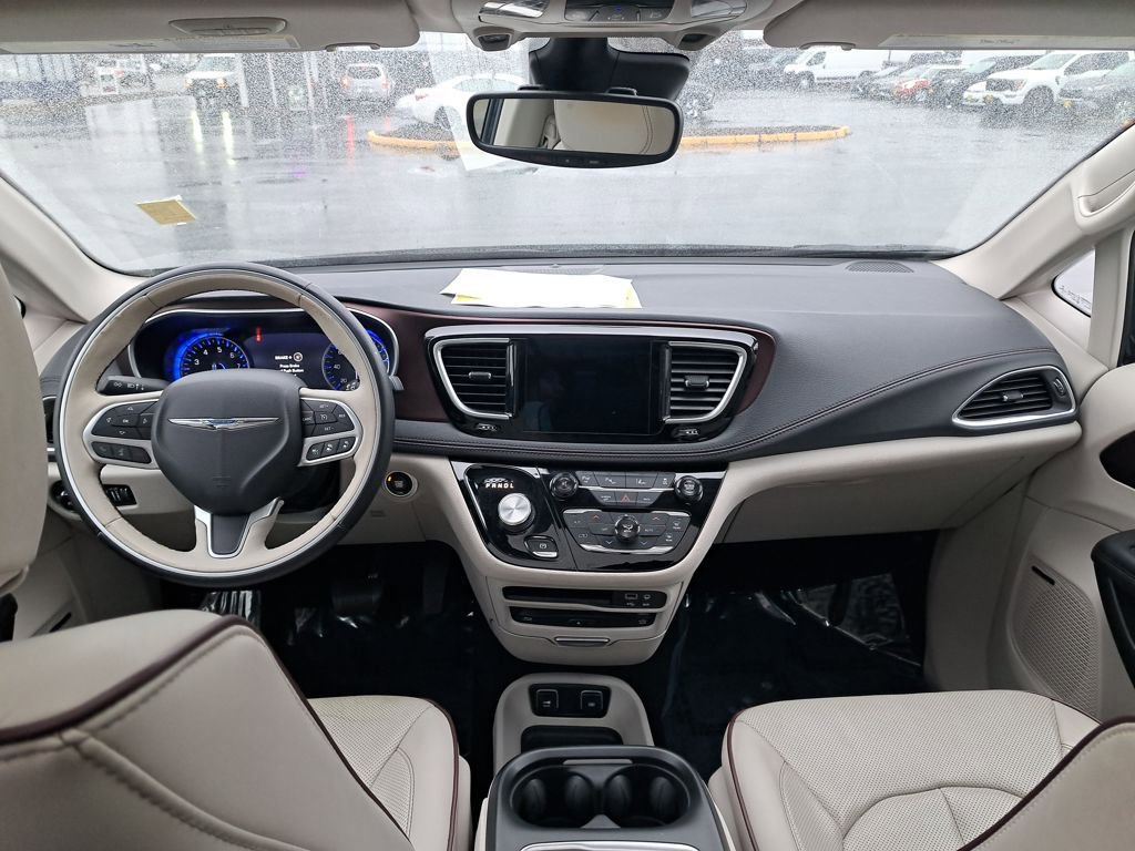 Used 2017 Chrysler Pacifica Limited image 18