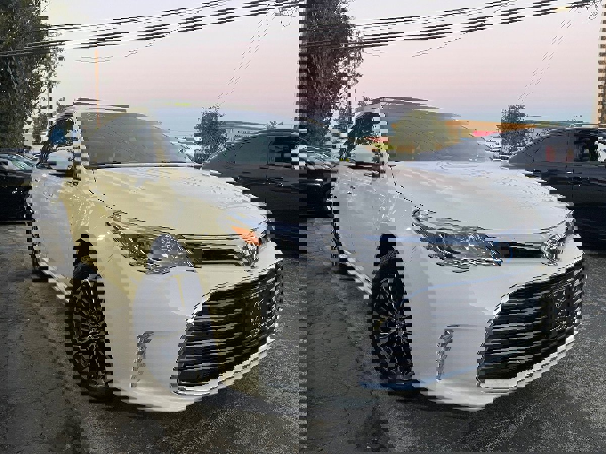 Used 2016 Toyota Avalon XLE Premium image 3