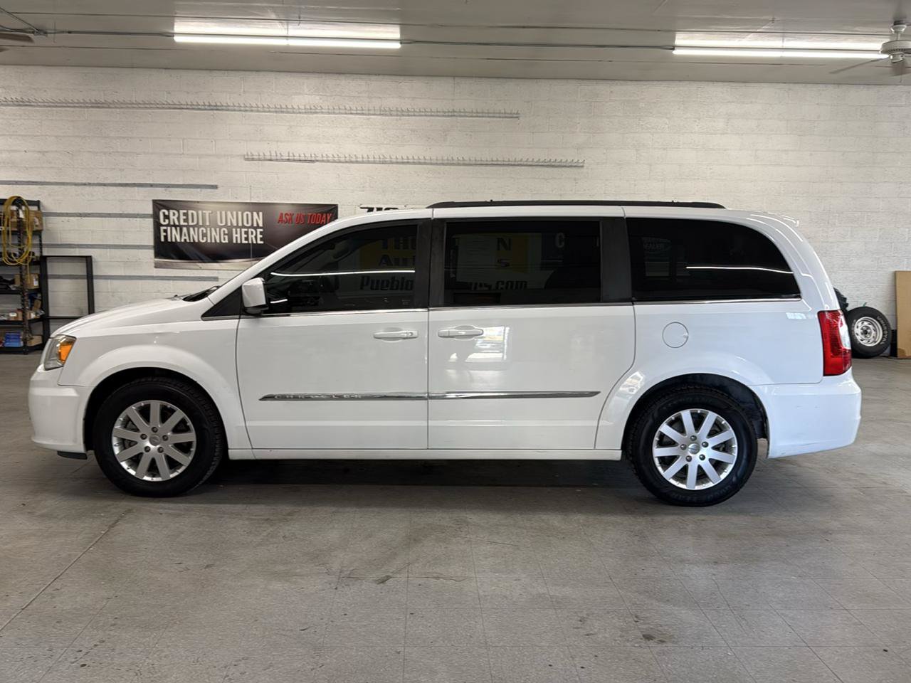 Used 2015 Chrysler Town & Country Touring FWD image 89