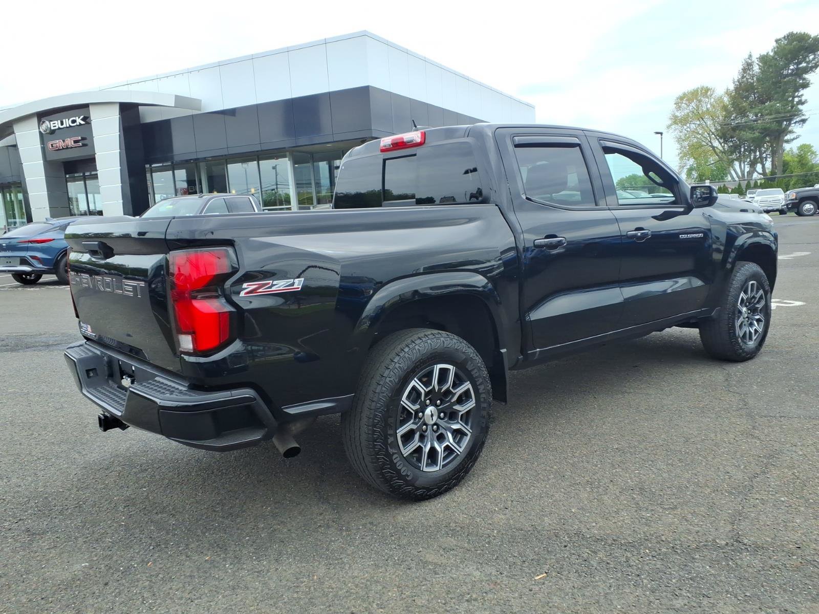 Used 2023 Chevrolet Colorado Z71 w/ Z71 Convenience Package 2 AWD/4WD image 3