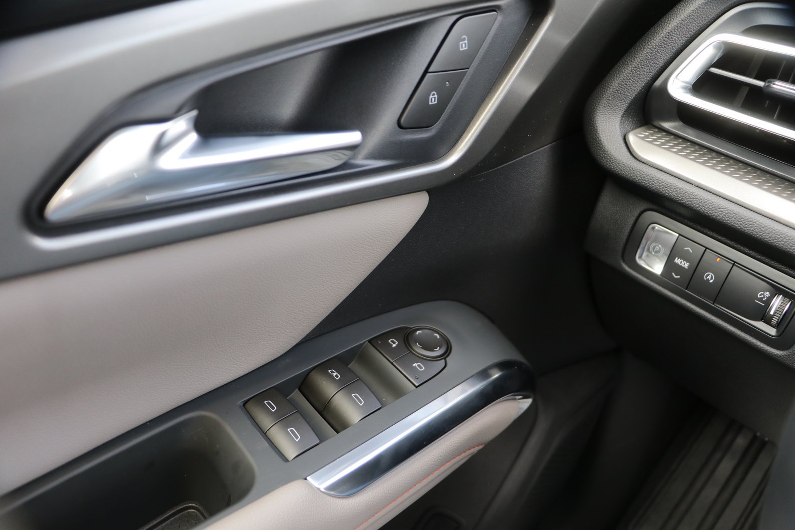 New 2026 Chevrolet Traverse LT w/ Driver Confidence Package FWD image 11