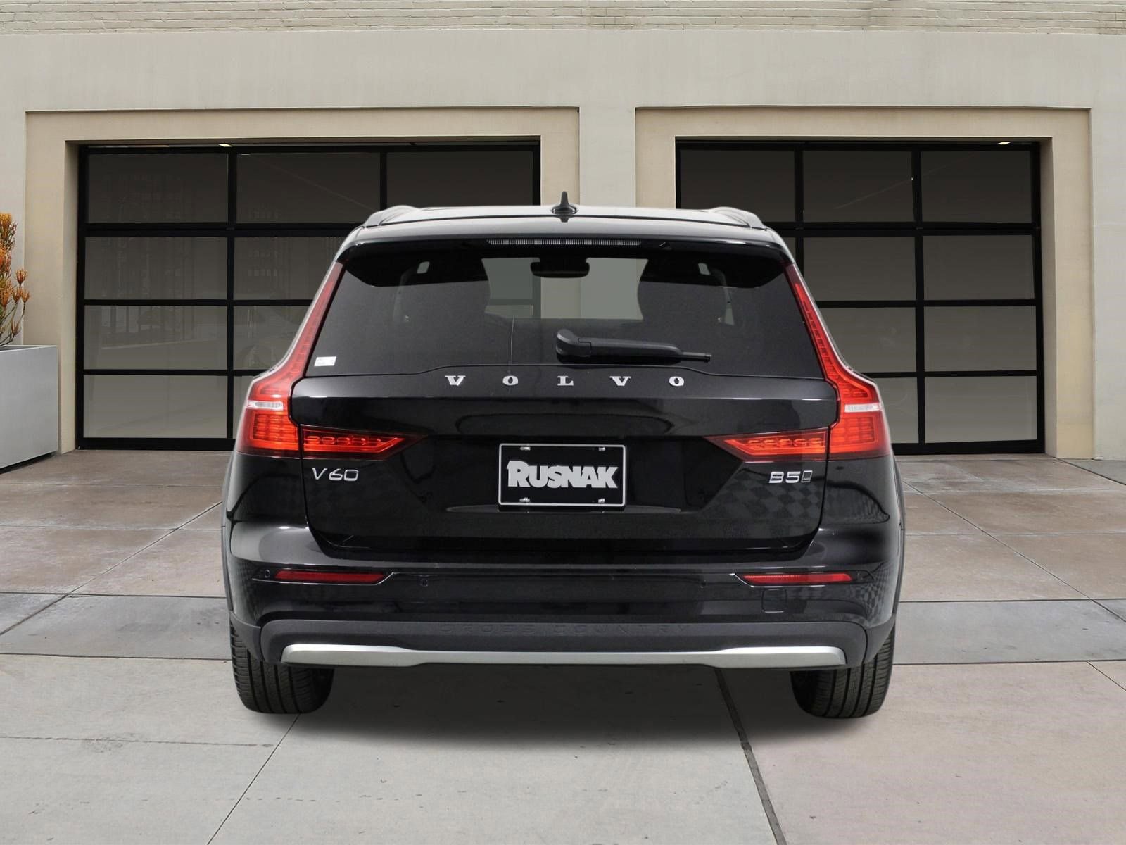 Certified 2025 Volvo V60 B5 Cross Country Plus image 5