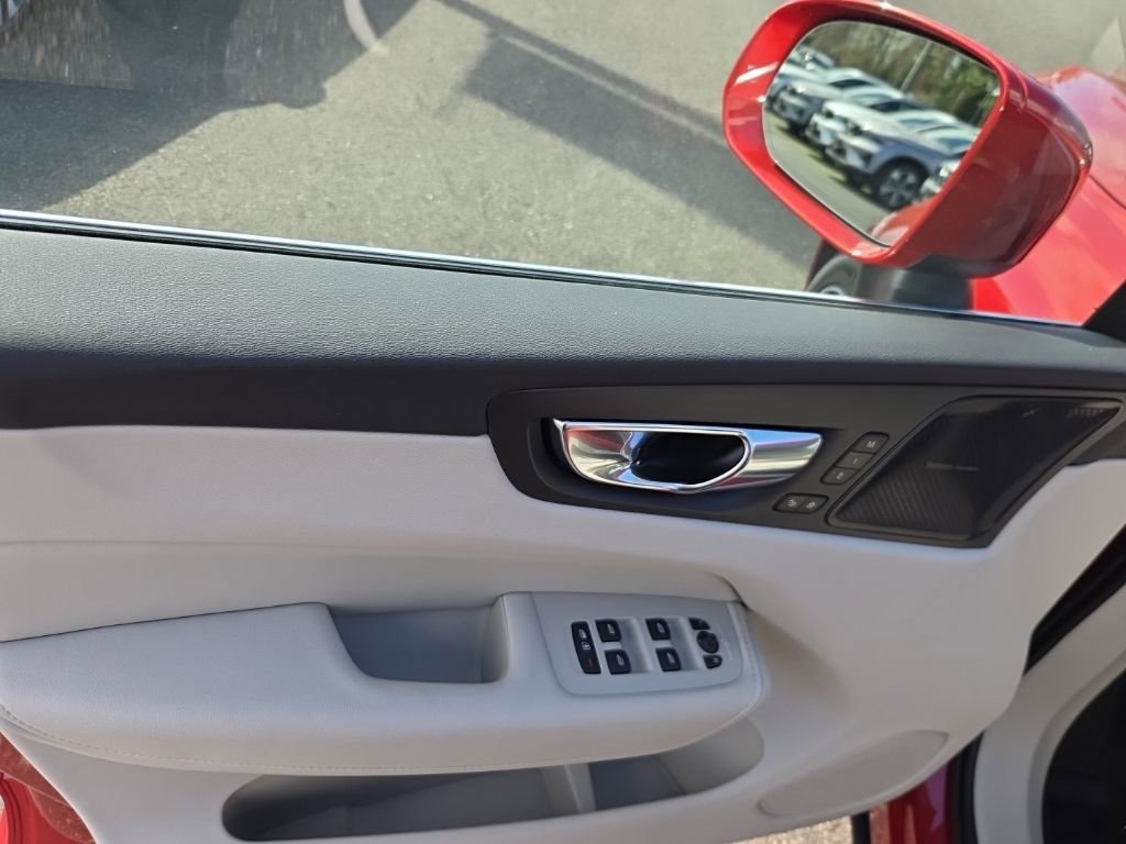 Certified 2023 Volvo XC60 B6 Ultimate w/ Climate Package image 3