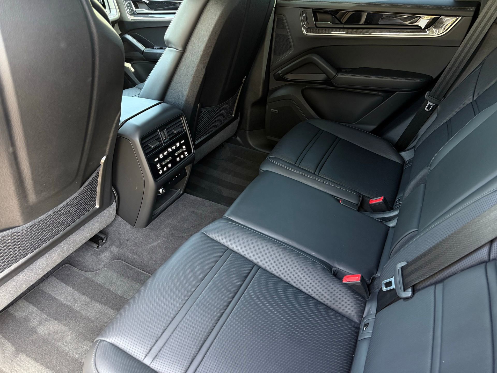 Certified 2025 Porsche Cayenne Turbo image 29
